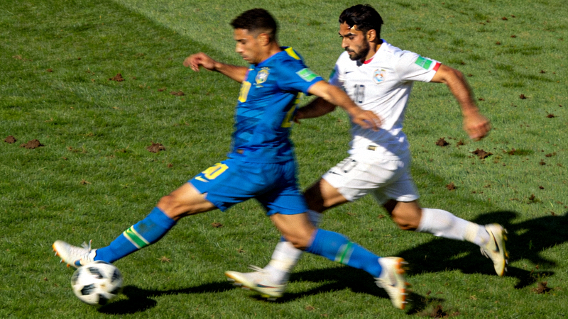 足球比赛直播画面特写 - 球员在绿茵场上激烈拼抢